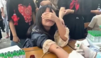 小姐姐给小姐姐抽血图片,小姐姐间的温馨抽血瞬间